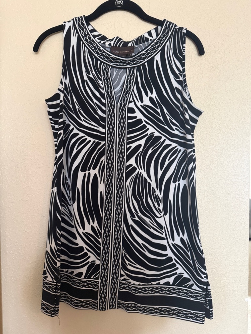 4 for $20 Dana Buchman Black and White Graphic Sleeveless Top